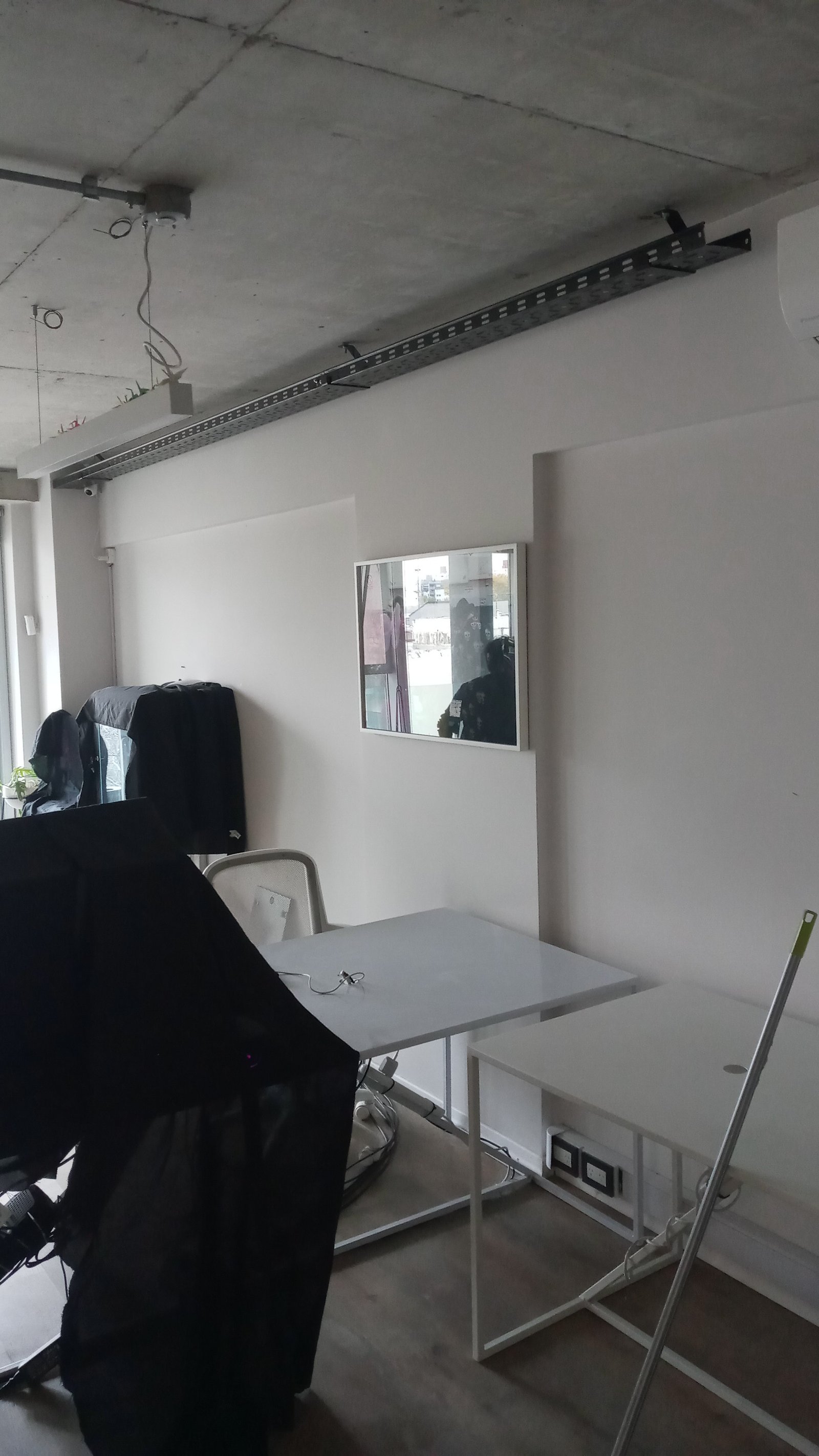 Instalación de bandejas portacables para red empresarial