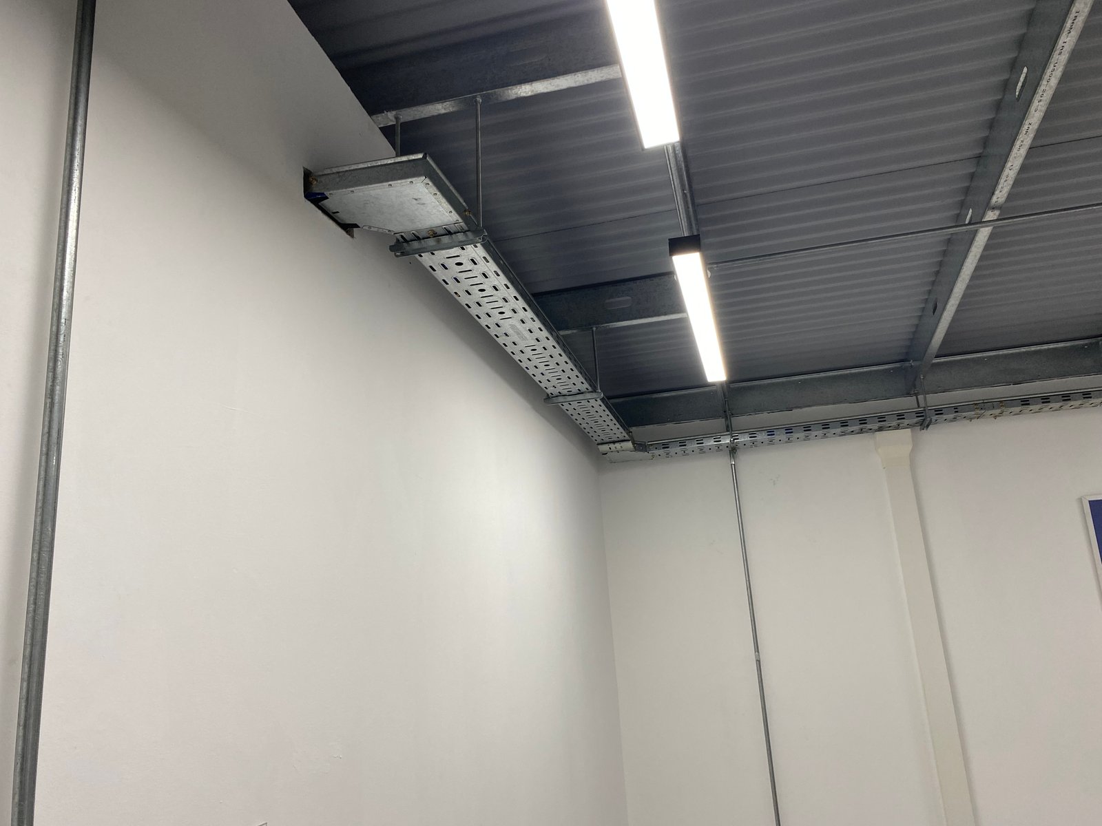 Infraestructura física para cableado estructurado en fábrica industrial