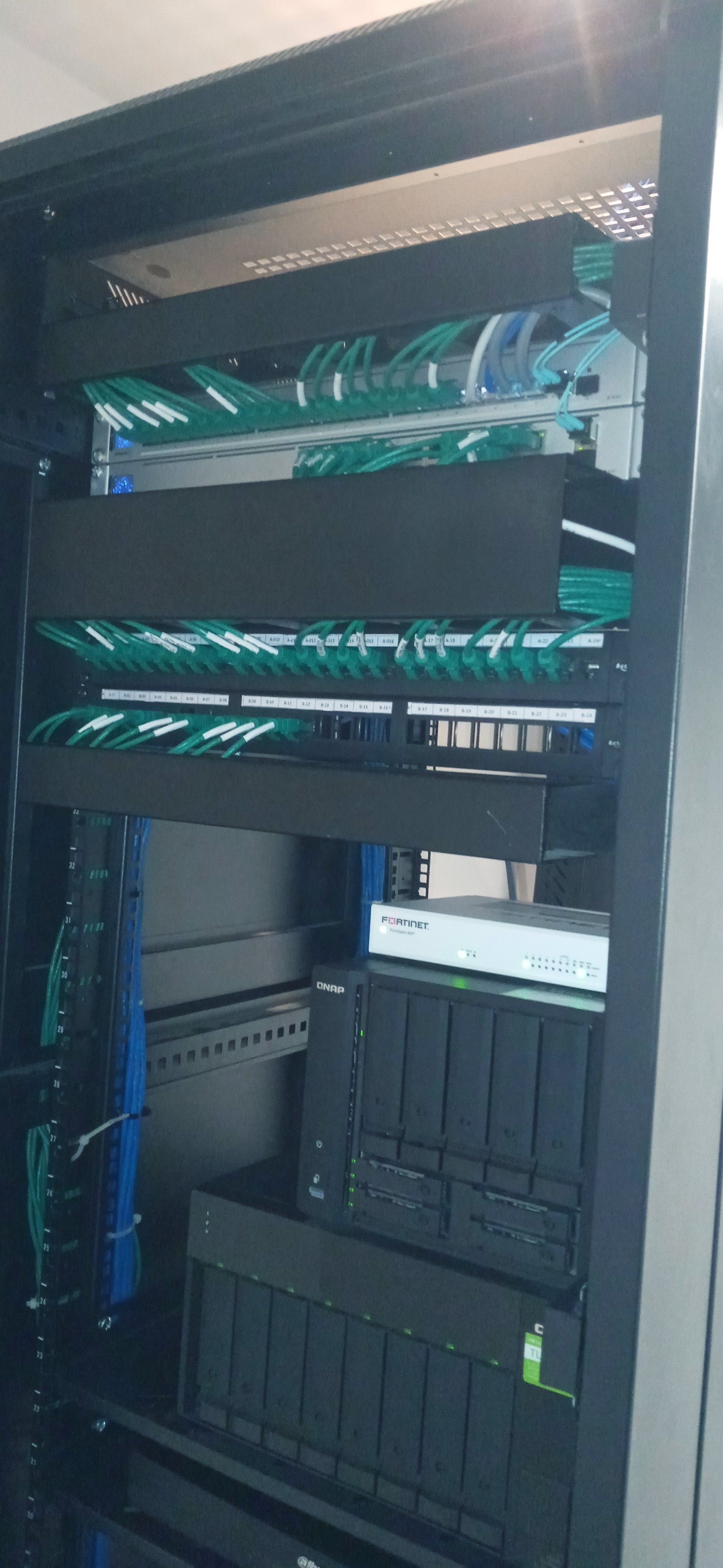 Instalación de rack para infraestructura de servidores y red