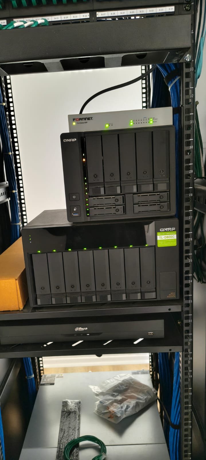 Montaje de servidores dentro de rack técnico