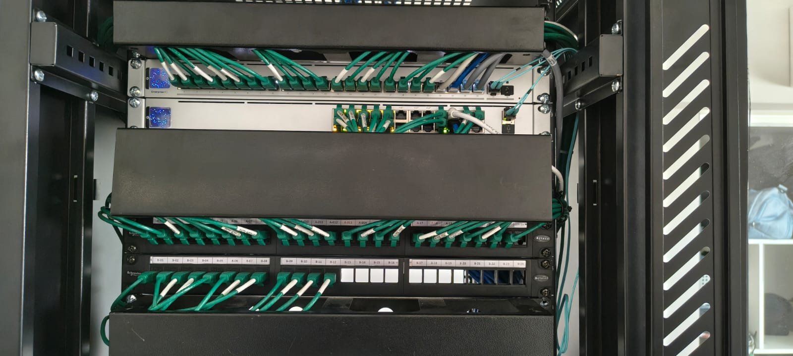 Switch core de 10 Gb/s instalado en rack
