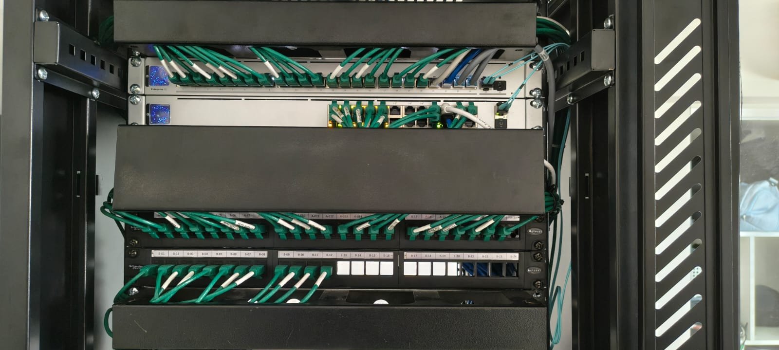 Rack & Stack de servidores y equipamiento de red